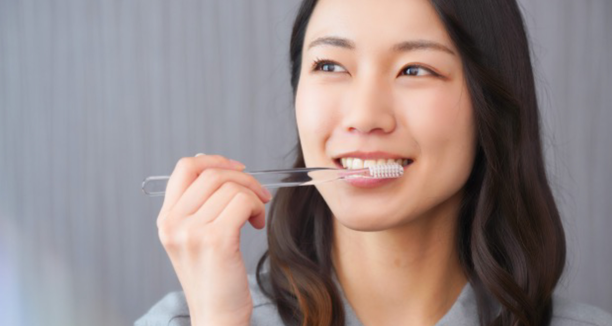 女性が歯を磨いている画像